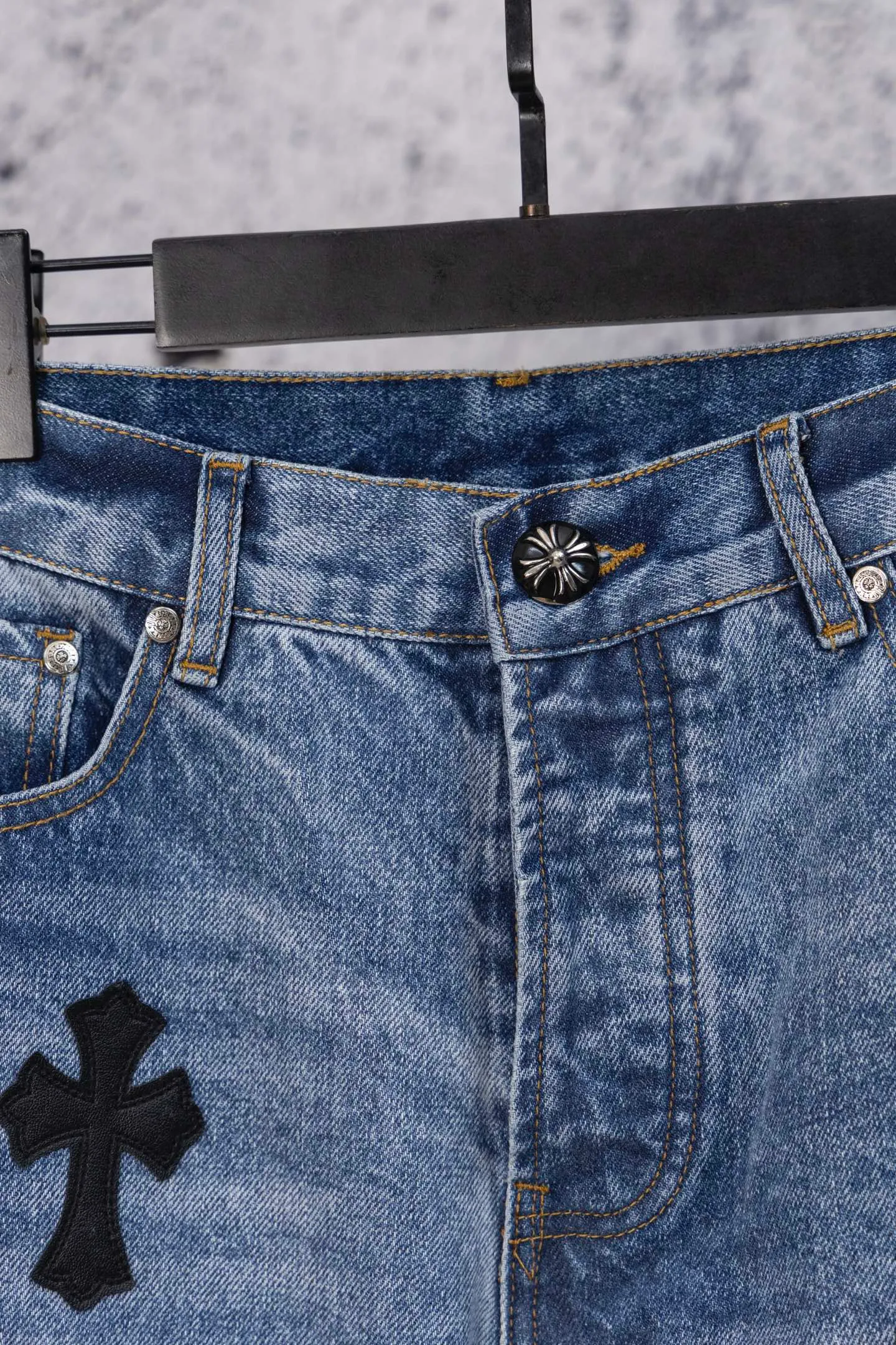 P240 CH Chromehearts limited edition black and white blue cross patchwork leather jeans, priced at 34W level, patchwork cross pattern embellishment, washed jeans! ! An absolutely high-end luxury product, a 1.9W-level god-level single product, a super popular product, made by top heavy industry, a magic weapon that cannot be missed! [About Zangyin] This is an extremely luxurious fashion brand that can also be called the aristocracy of the high street. It has always been an exclusive brand for some hipsters or rich second generations. Compared with ordinary high streets, it is more luxurious and noble. Compared with luxury brands, it is more fashionable and individual. It has always been a brand that I have a special liking for. [Top heavy industry fashion design] Consistently high-street luxury style. Speaking of this style, the Zangyin family and GU family are definitely the leading representative brands. Especially the Zangyin family has really achieved a state-of-the-art effect in creating high-street style. The unique washed material is used to create this style. The color system is already quite eye-catching. After it is decorated with patchwork cross flowers, it cleverly highlights the charm of the brand. Secondly, this style uses classic The high-waist cutting design highlights the long legs and fashionable temperament of the upper body. The brand is highly recognizable and the slim fit configuration is more suitable for daily wear. It is a product that interprets personality, fashion, and specifications at a glance. This single product is enough to make any fan excited. It can be a white T-shirt for a youthful college style, or a tight suspender for a royal style. It has strong matching ability and can be easily controlled by men.  [Materials and craftsmanship] Needless to say, this point goes without saying. As an excellent craftsman brand, Zangyin’s requirements for details and craftsmanship are really perfect. The washed color of this model has gone through so many processes, not to mention the embellishment of denim appliques. It is also purely hand-made and sewn. Just like what they believe in, only hand-made things have soul and have the meaning of wear. A top-notch heavy-duty fashionable denim item, I look forward to your perfect interpretation! !  Color: blue Size: 28-36